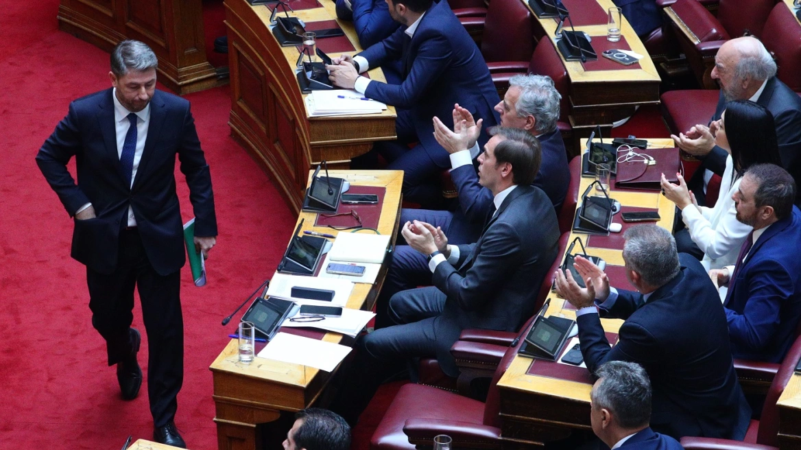 PASOK APOGEVATINA XEIROYRGEIA
