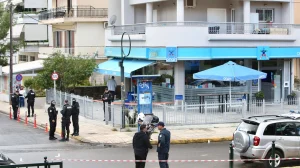 GLYFADA PYROVOLISMOI 2 NEKROI ENAS TRAVMATIAS