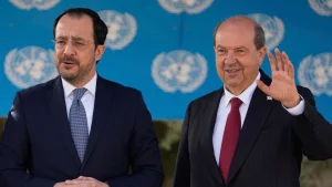 O Nίκος Χριστοδουλίδης (αριστερά) και ο Ερσίν Τατάρ στη συνάντησή τους που πραγματοποιήθηκε στις 2 Απριλίου. AP Photo
