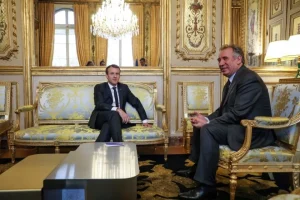 Ο Γάλλος πρόεδρος Εμανουέλ Μακρόν με τον Φρανσουά Μπαϊρού (Ludovic Marin, Pool via AP)