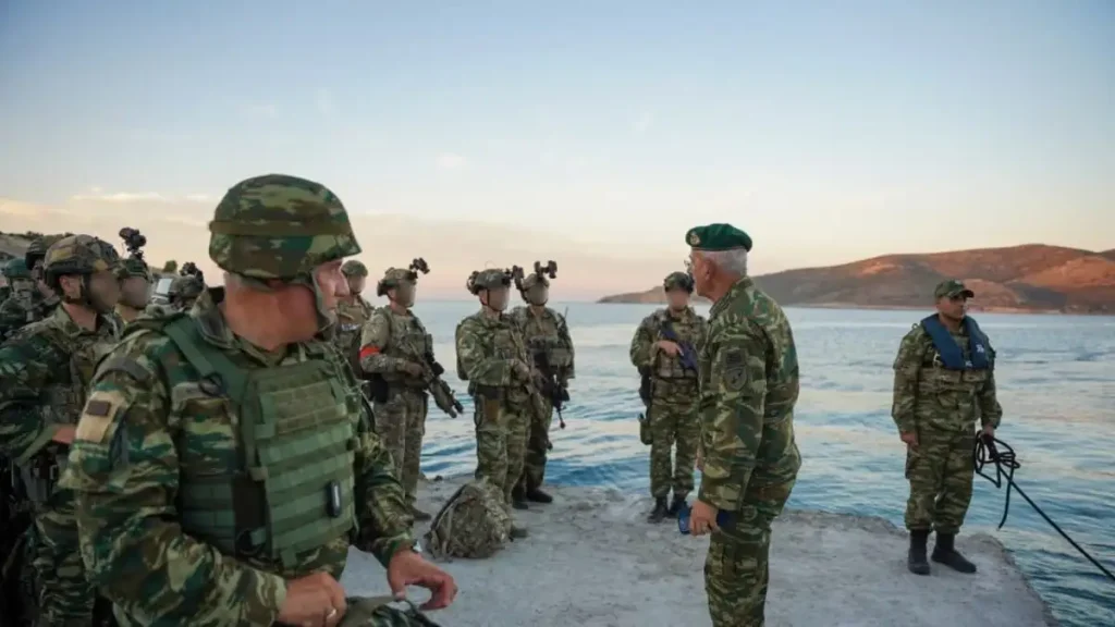 Ο Α/ΓΕΕΘΑ στρατηγός Δημήτριος Χούπης με άνδρες των Ειδικών Δυνάμεων