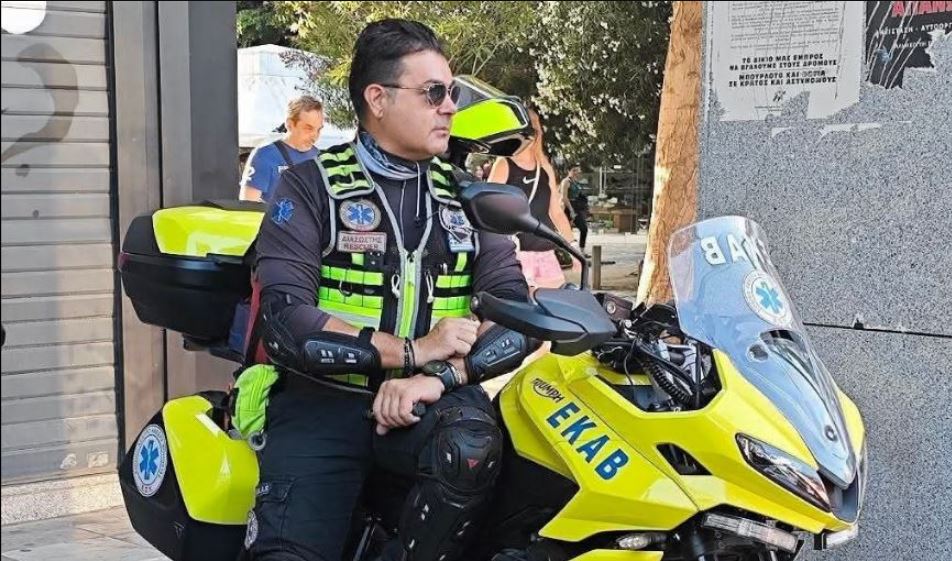 ο διασώστης του ΕΚΑΒ, Δημήτρης Μητρόπουλος