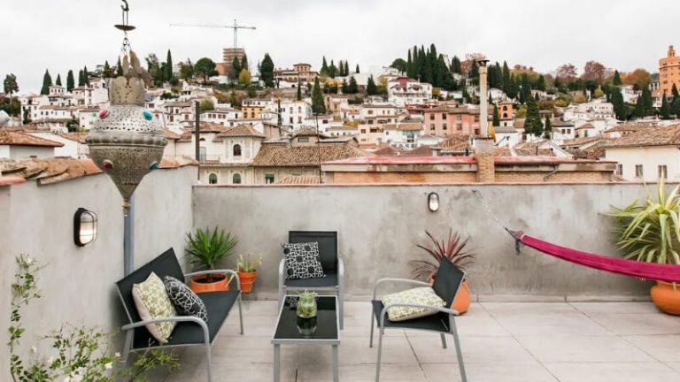 Airbnb: Εγκαταλείπει τις μεγάλες πόλεις στην Ισπανία – Στροφή σε επενδύσεις σε χωριά και νησιά