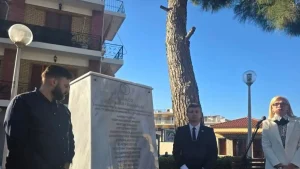 Το μνημείο για τα θύματα της πλημμύρας στη Μάνδρα