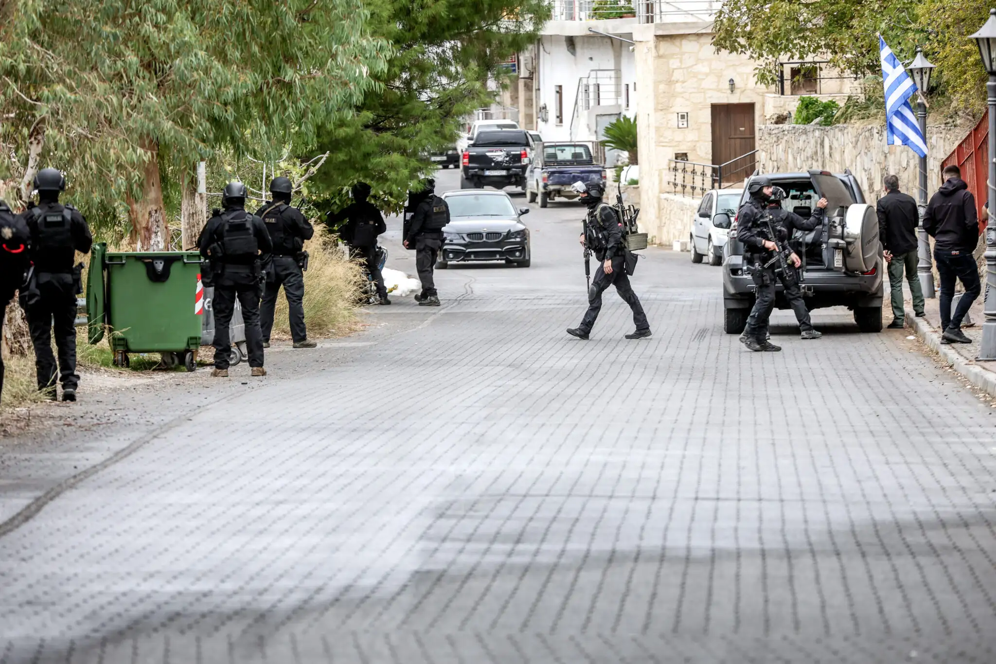 Αστυνομικοί στο χωριό Βορίζια Ηρακλείου μετά το μακελειό (ΣΤΕΦΑΝΟΣ ΡΑΠΑΝΗΣ / EUROKINISSI)