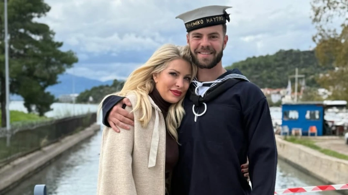 Ο Άγγελος Λάτσιος ξεκίνησε τη θητεία του στο Πολεμικό Ναυτικό – Η συγκίνηση της Ελένης Μενεγάκη και οι οικογενειακές φωτογραφίες από τον Πόρο