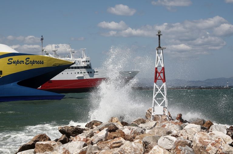 Απαγορευτικό απόπλου από μεγάλα λιμάνια λόγω θυελλωδών ανέμων – Δεμένα πλοία σε Ραφήνα και Λαύριο