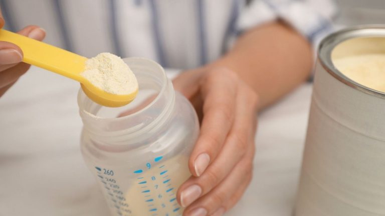 Συναγερμός στη Βρετανία: 36 βρέφη με συμπτώματα δηλητηρίασης από μολυσμένο γάλα