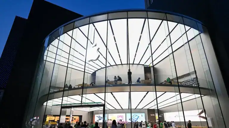 H Apple σε νέα εποχή: Πρέπει να αποδείξει ότι είναι ο «παίκτης» που ορίζει τις παγκόσμιες τάσεις – Το στοίχημα για τη νέα ηγεσία