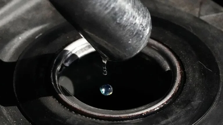 Το Ιράν σταμάτησε τις εξαγωγές πετρελαίου – Δίνει προτεραιότητα στην εσωτερική αγορά