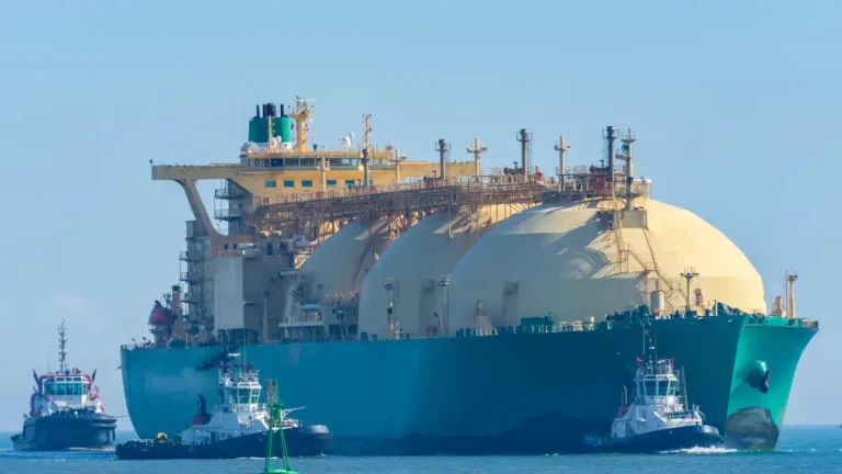 Δεξαμενόπλοια LNG εγκλωβισμένα στα Στενά του Ορμούζ, έκαναν αναστροφή μετά το νέο κλείσιμο